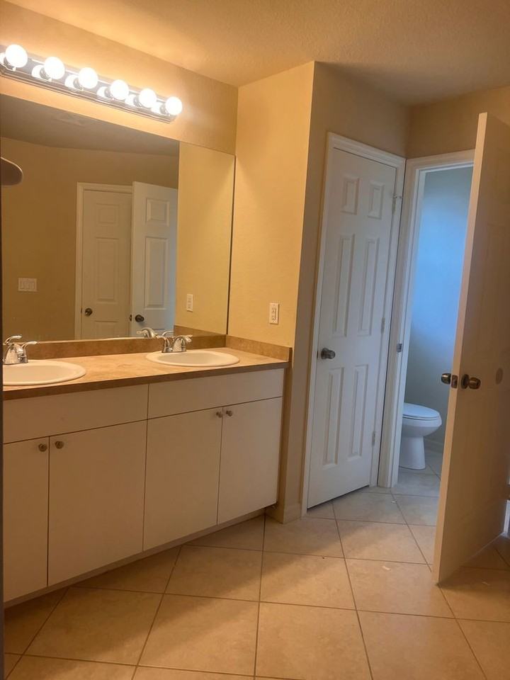 1001 Sw 35th Ter - Photo 2 of 12