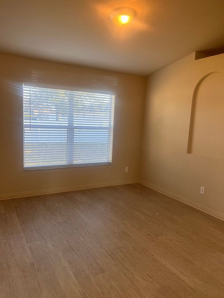 1001 Sw 35th Ter - Photo 3 of 12