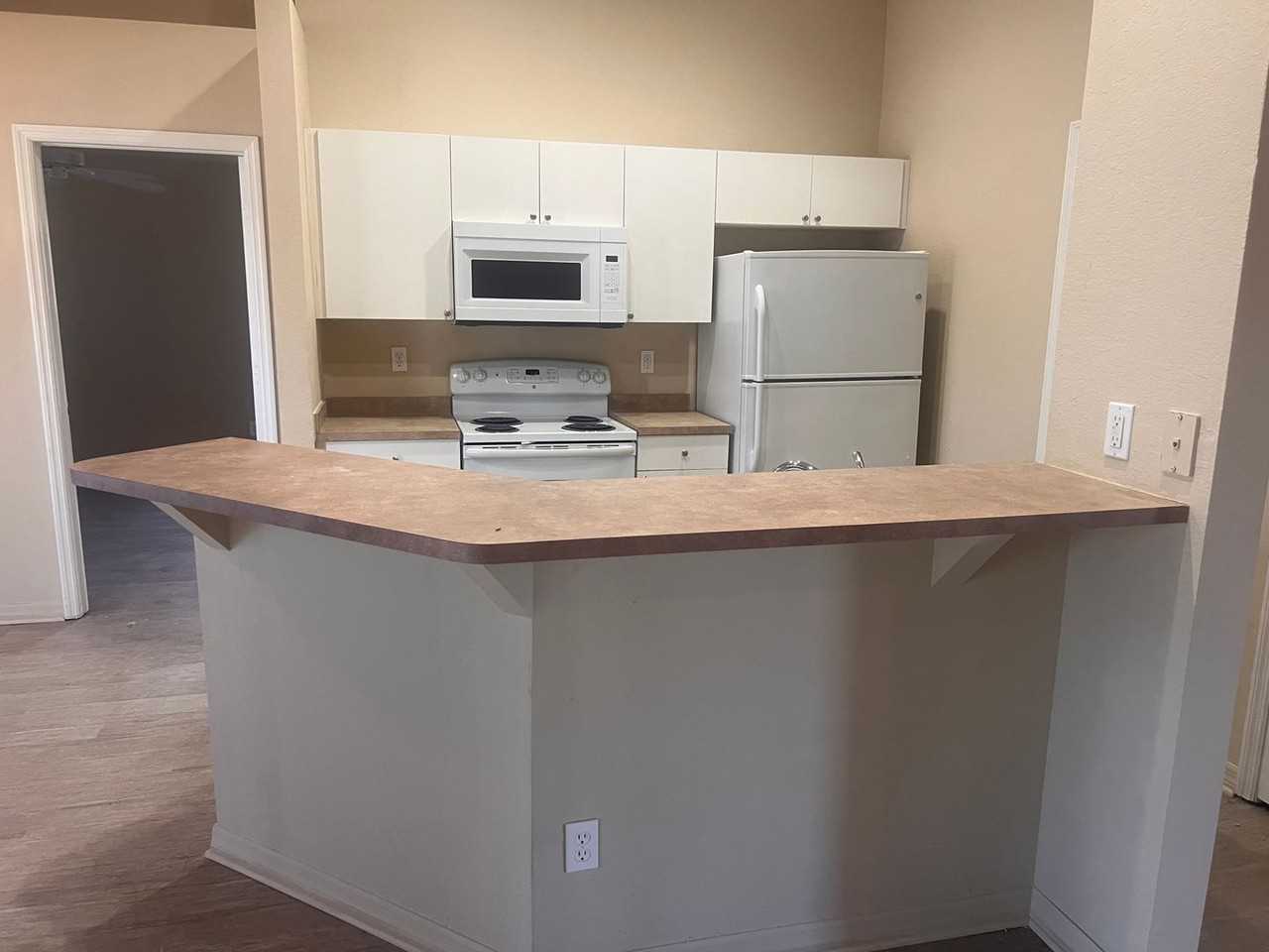 1001 Sw 35th Ter - Photo 4 of 12