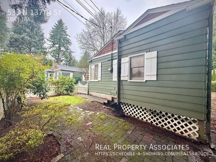 533 N 137th St - Photo 3 of 24