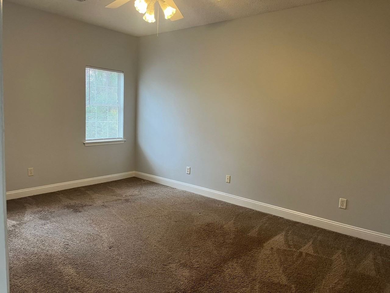 250 Mayfield Dr - Photo 4 of 10