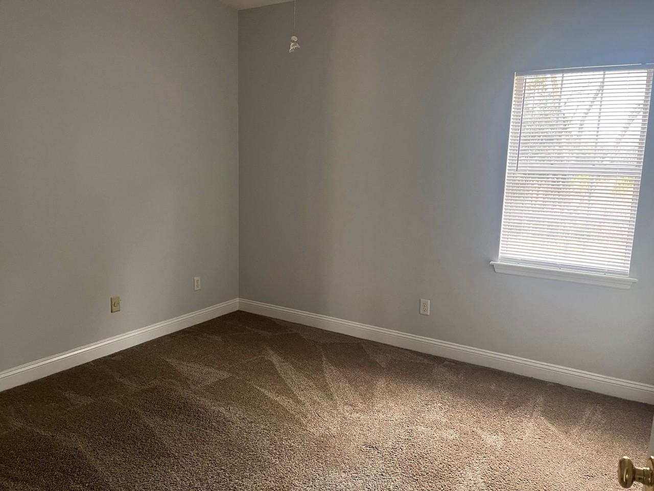 250 Mayfield Dr - Photo 5 of 10