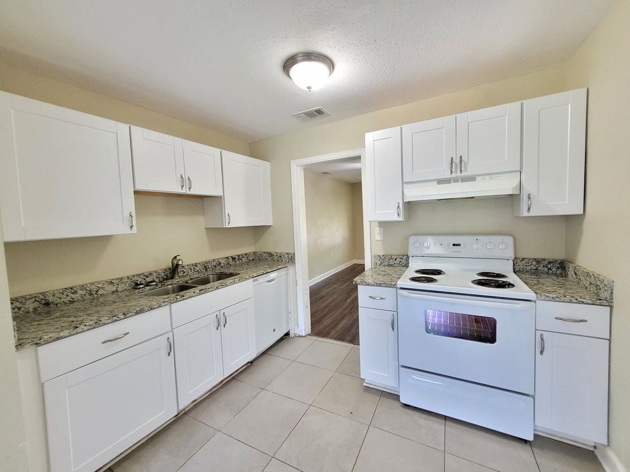 307 Hermey Ave - Photo 7 of 19