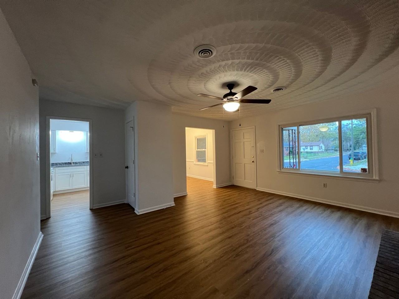 545 Louisa St - Photo 3 of 15