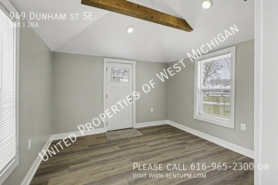 949 Dunham St Se - Photo 3 of 17