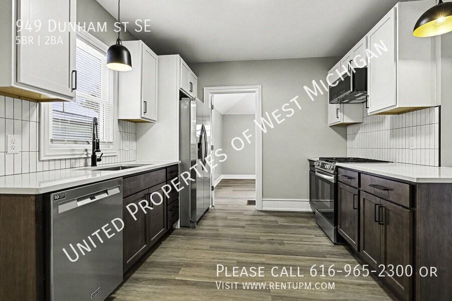 949 Dunham St Se - Photo 5 of 17