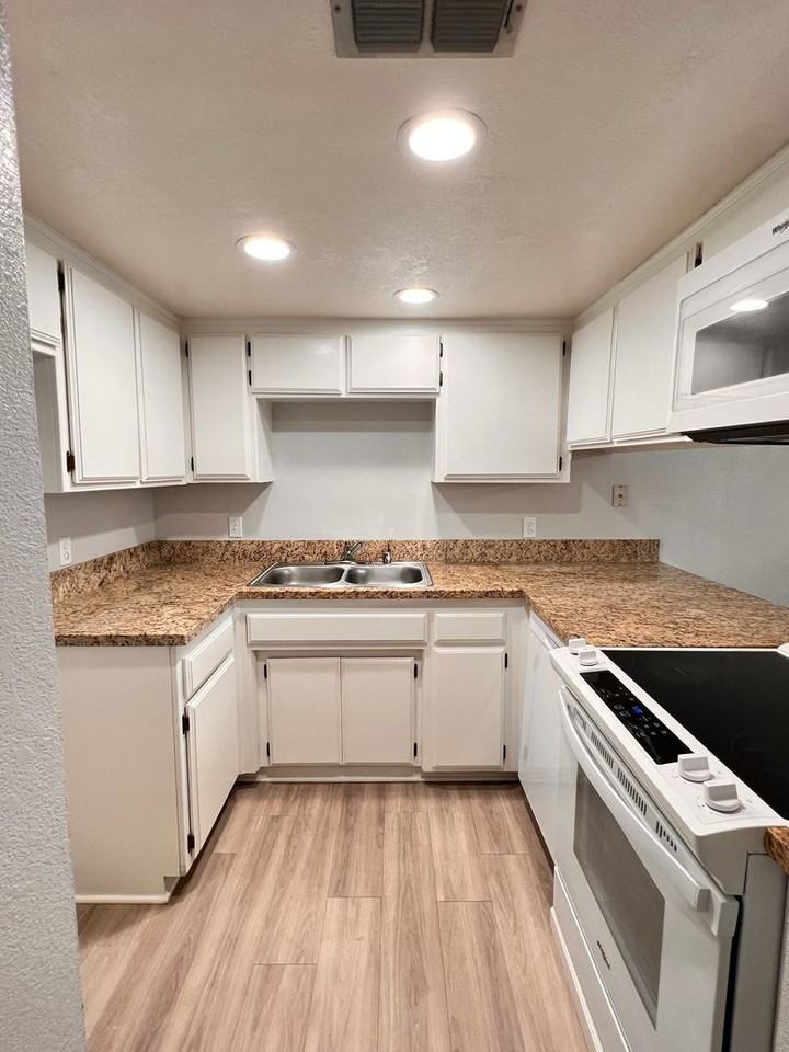 5101 Dunsmuir Rd - Photo 5 of 17