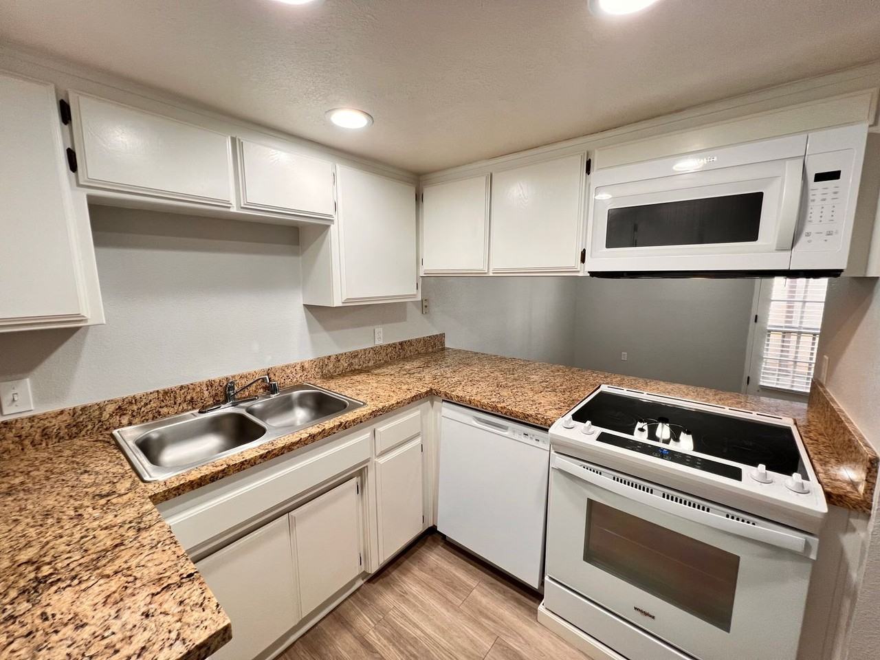 5101 Dunsmuir Rd - Photo 6 of 17