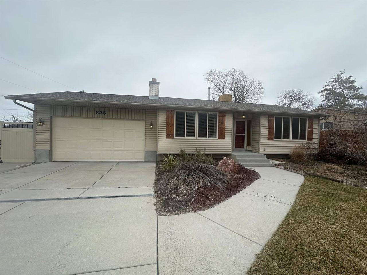 835 E Canyon Breeze Ln - Photo 2 of 28