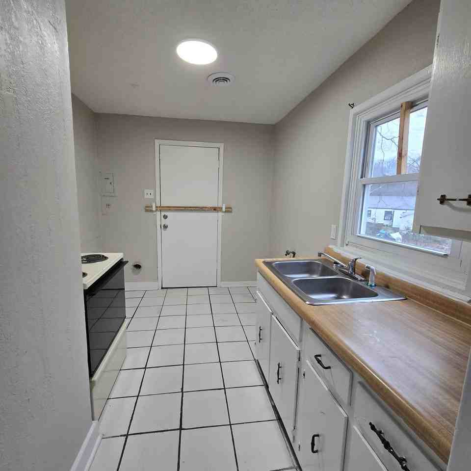 784 Cherokee Ave - Photo 3 of 10