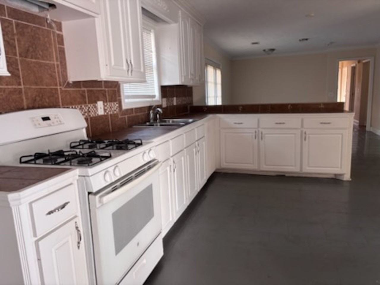 304 Catalina Cir - Photo 2 of 16