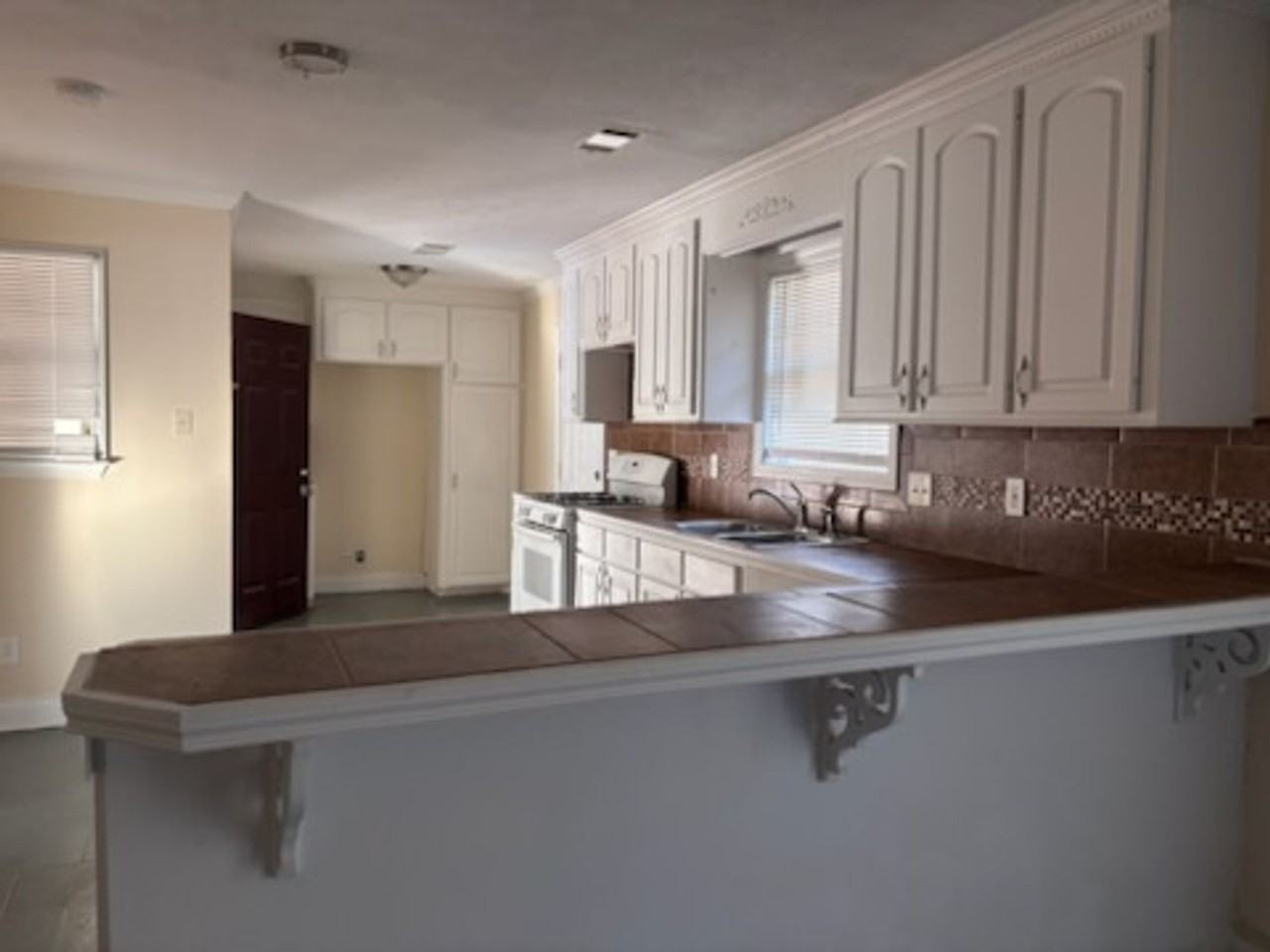 304 Catalina Cir - Photo 3 of 16