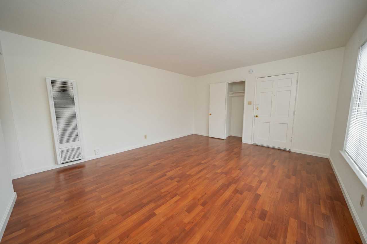 18291 Meekland Ave - Photo 3 of 21