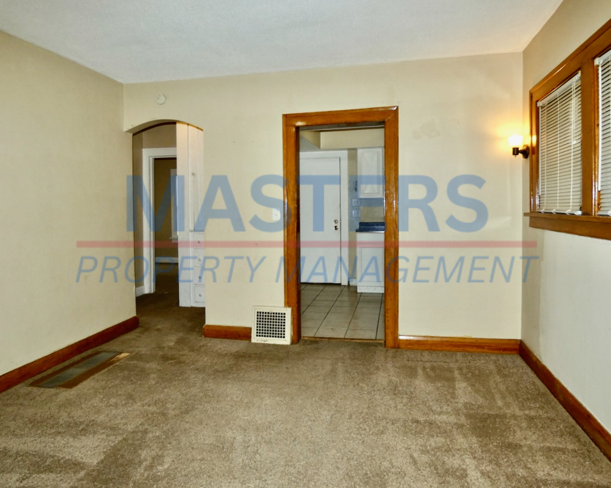 1133 Parkside Blvd - Photo 2 of 16