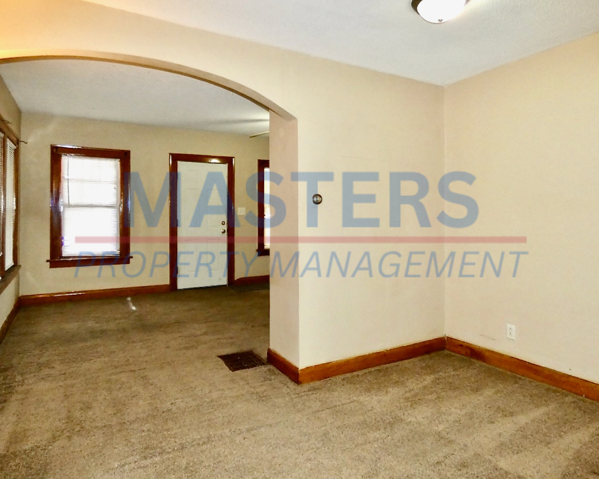 1133 Parkside Blvd - Photo 3 of 16