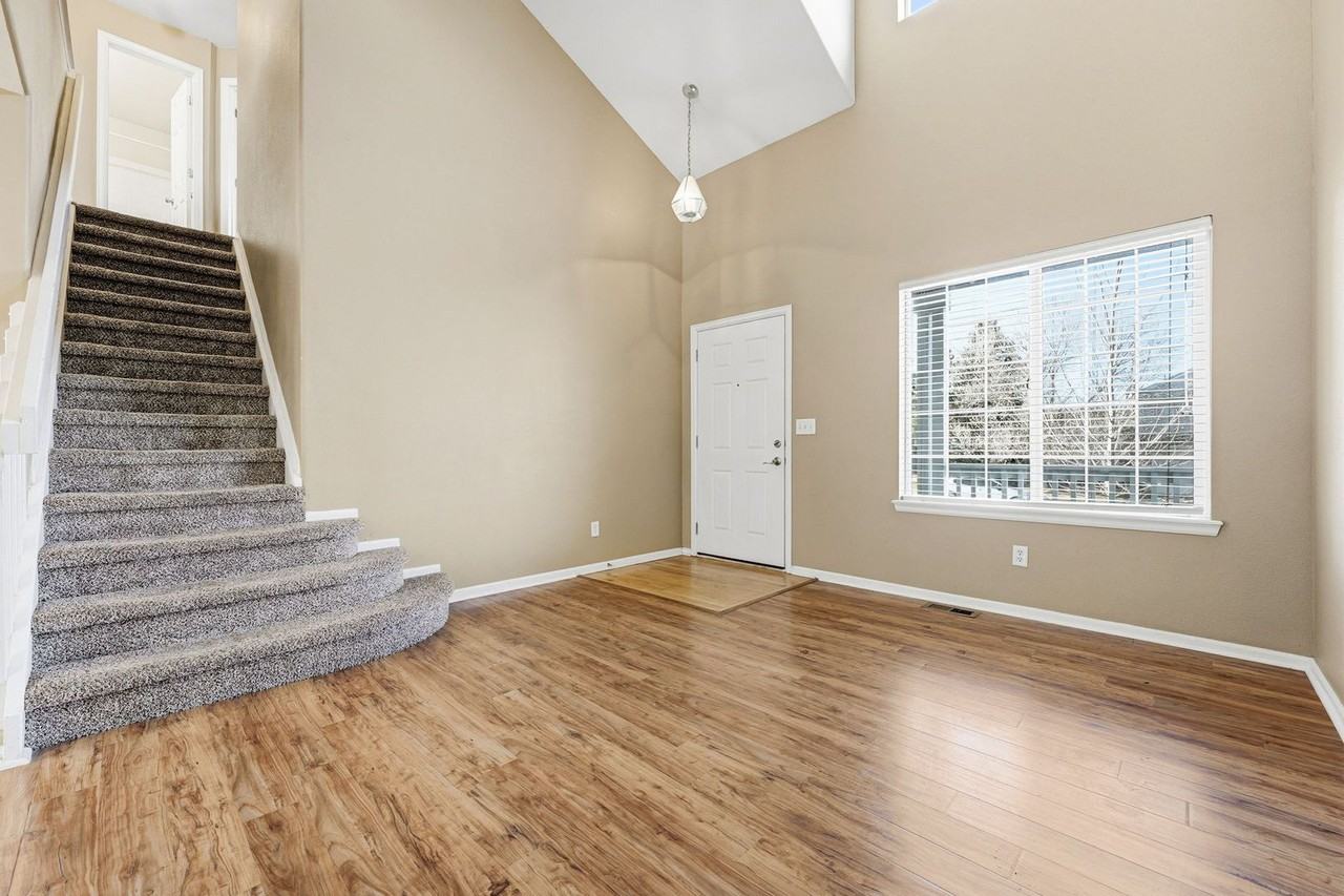 5578 S Valdai St - Photo 5 of 36