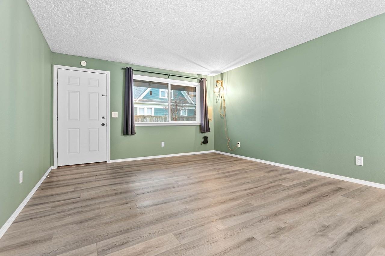 2425 Spruce St - Photo 4 of 19