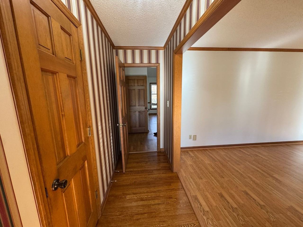 307 Fallingbrook Dr - Photo 4 of 25