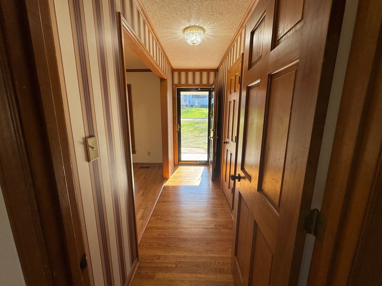 307 Fallingbrook Dr - Photo 5 of 25