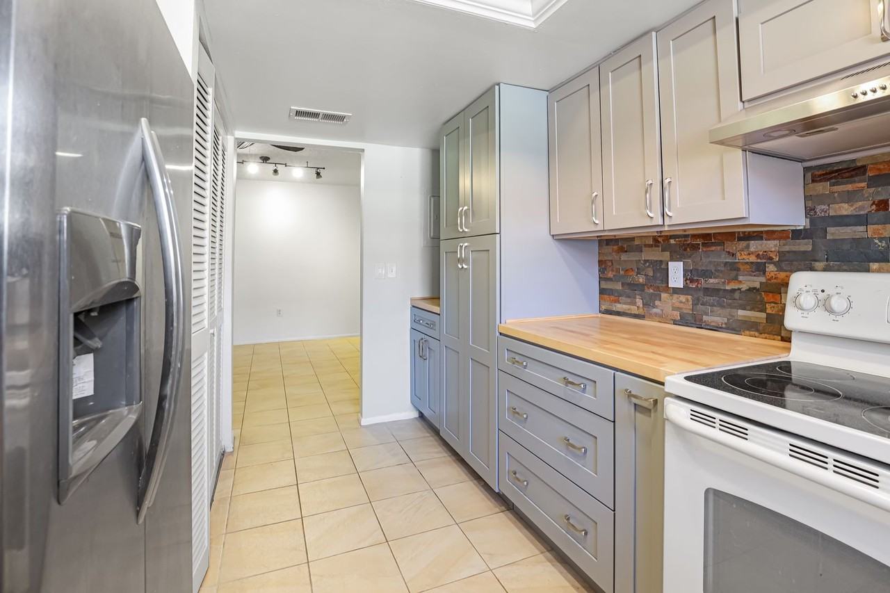 1403 56th St W - Photo 5 of 16