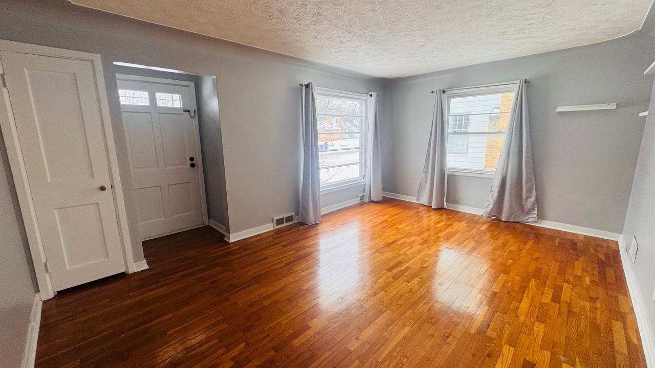 1048 Griswold St Se - Photo 2 of 17