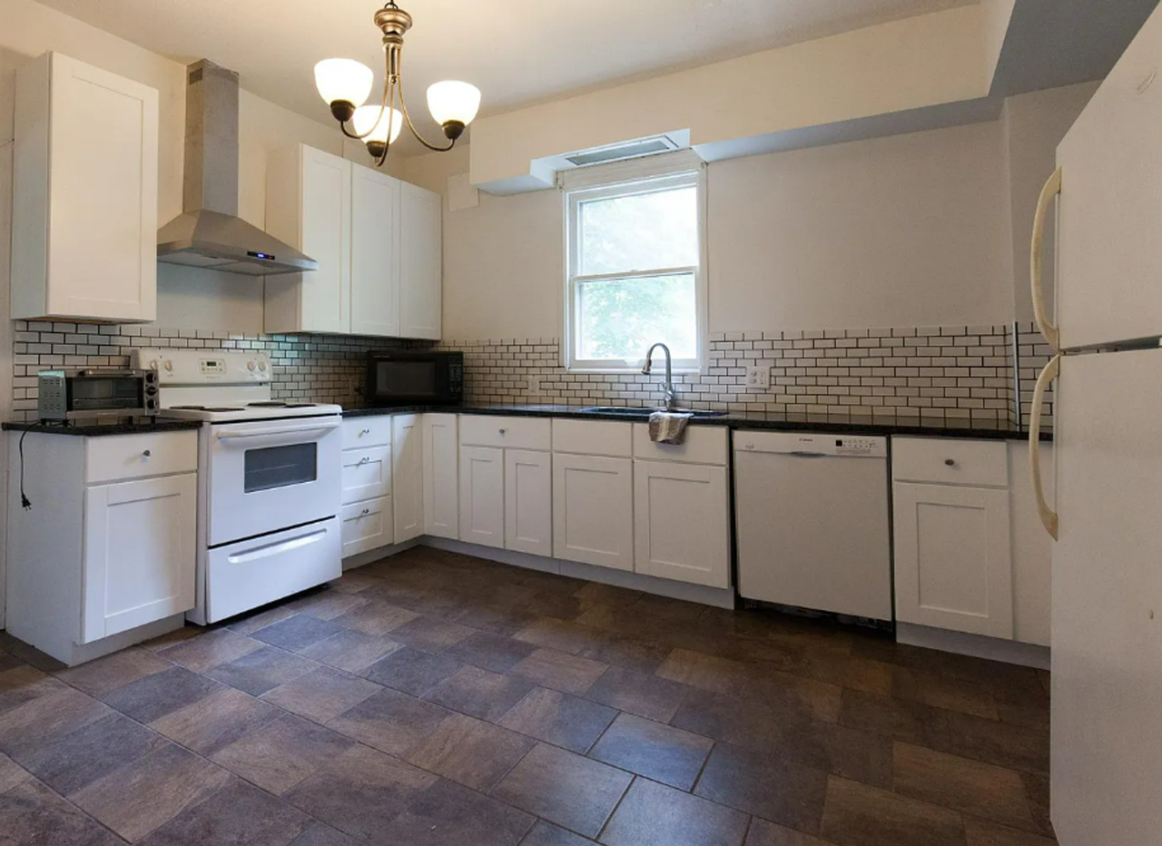 129 E Oak St - Photo 3 of 6