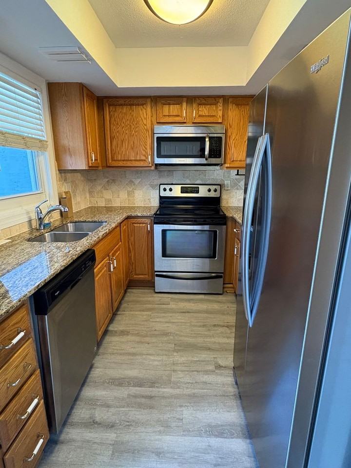 914 Shorewinds Dr - Photo 4 of 16