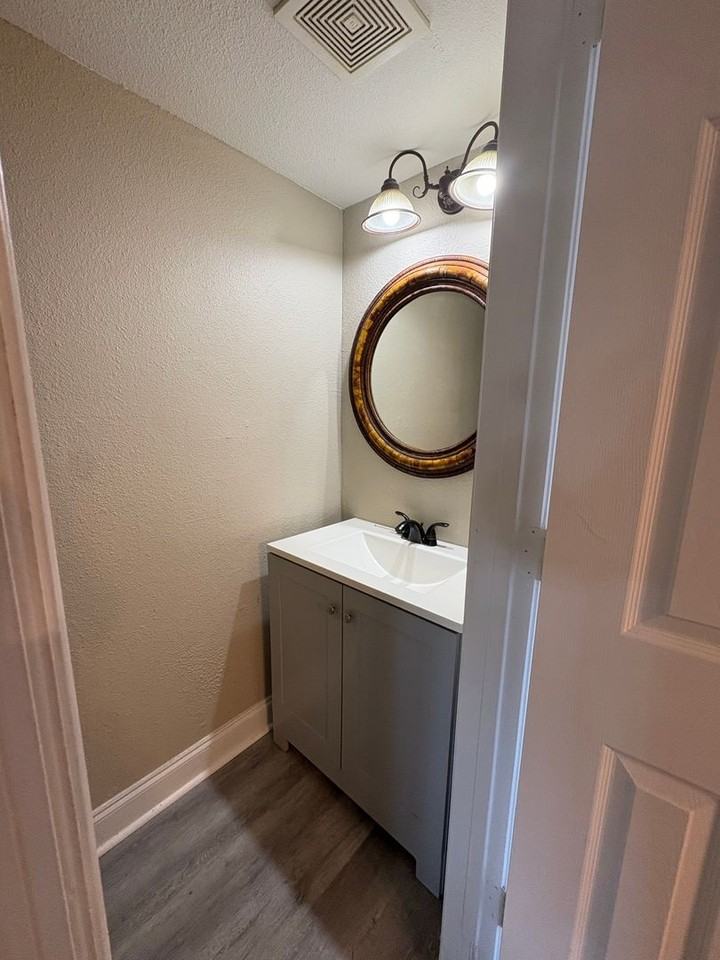 914 Shorewinds Dr - Photo 5 of 16