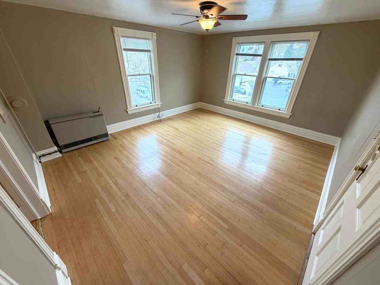 676 N Davis St - Photo 2 of 7