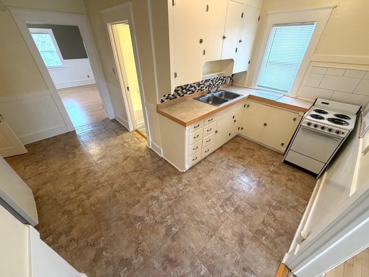 676 N Davis St - Photo 3 of 7