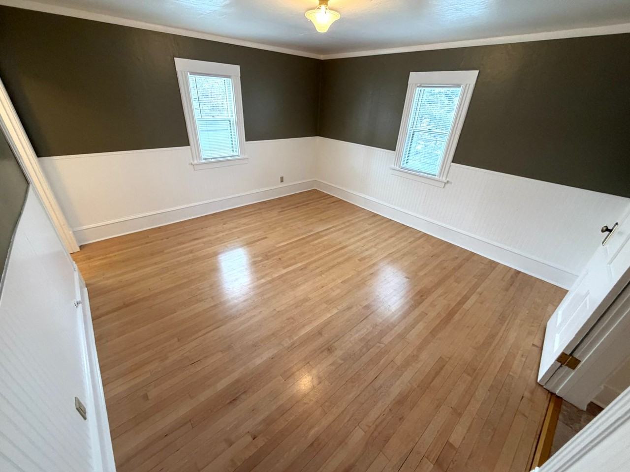 676 N Davis St - Photo 4 of 7