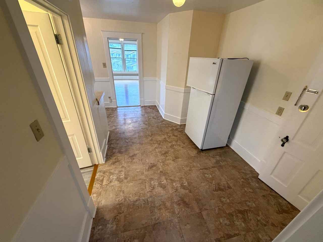 676 N Davis St - Photo 6 of 7