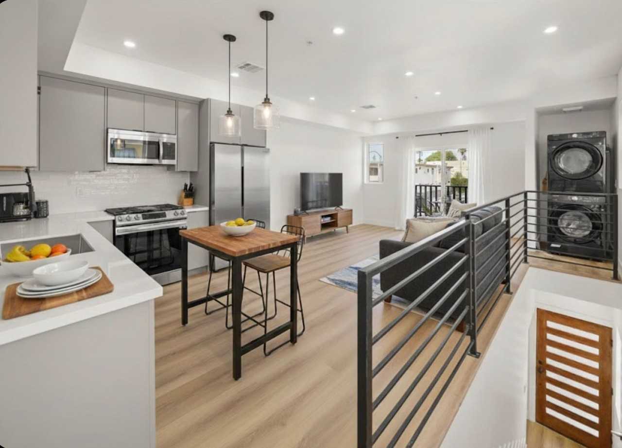 910 N Hudson Ave - Photo 2 of 30