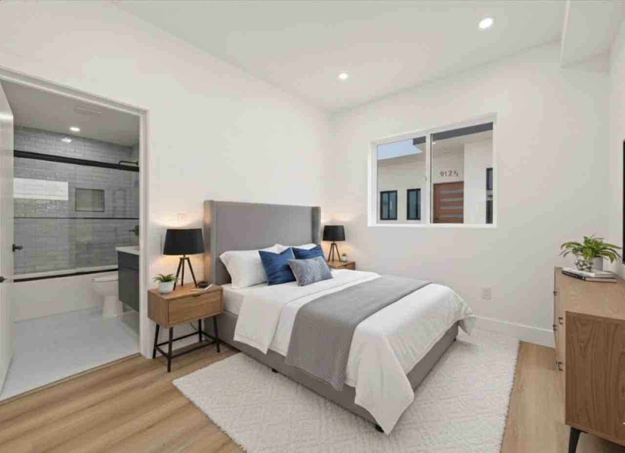 910 N Hudson Ave - Photo 3 of 30