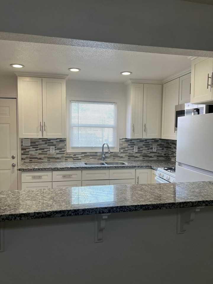 2884 Del Paso Blvd - Photo 2 of 11