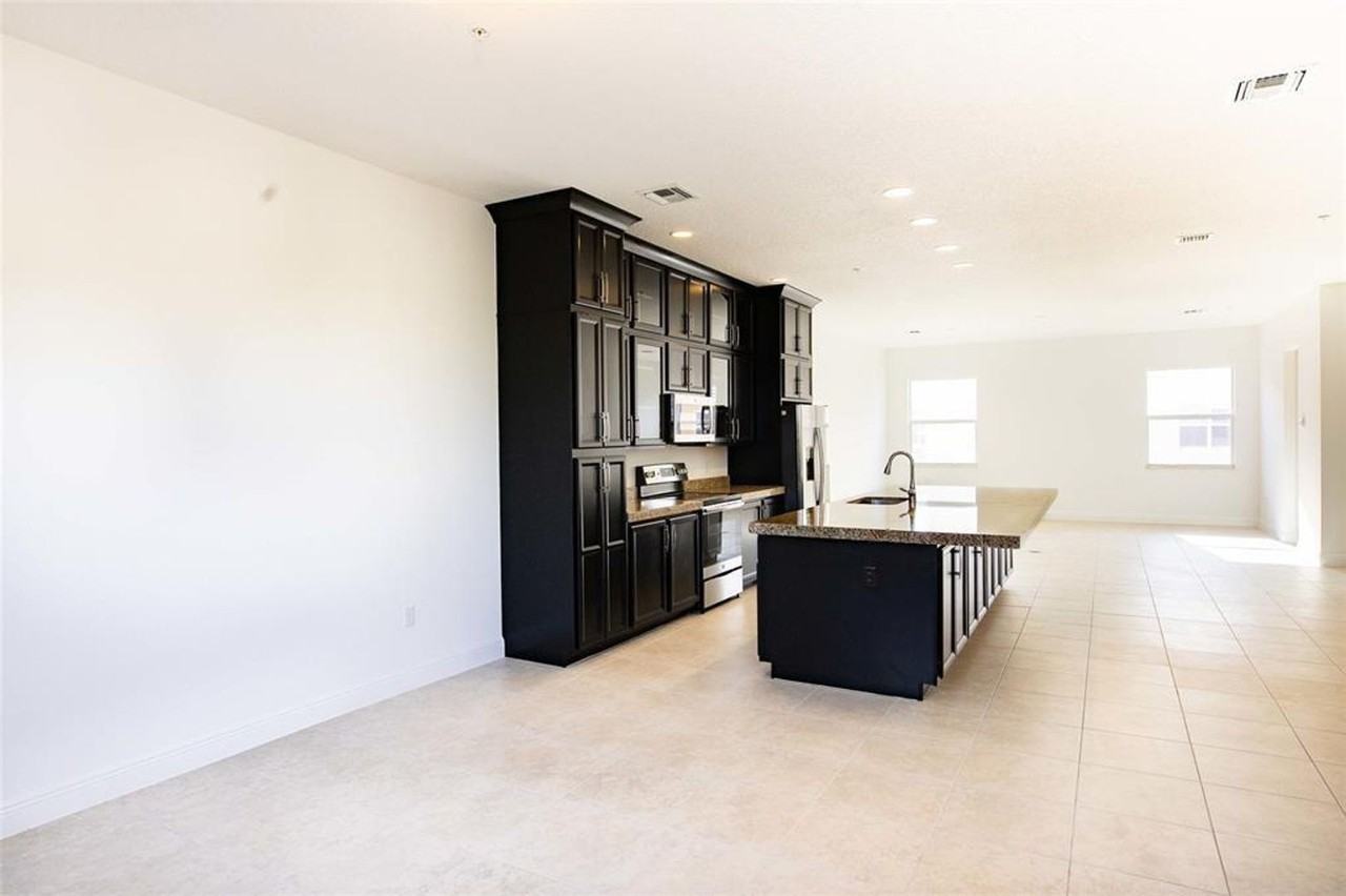 1759 Nw 124th Way - Photo 5 of 30