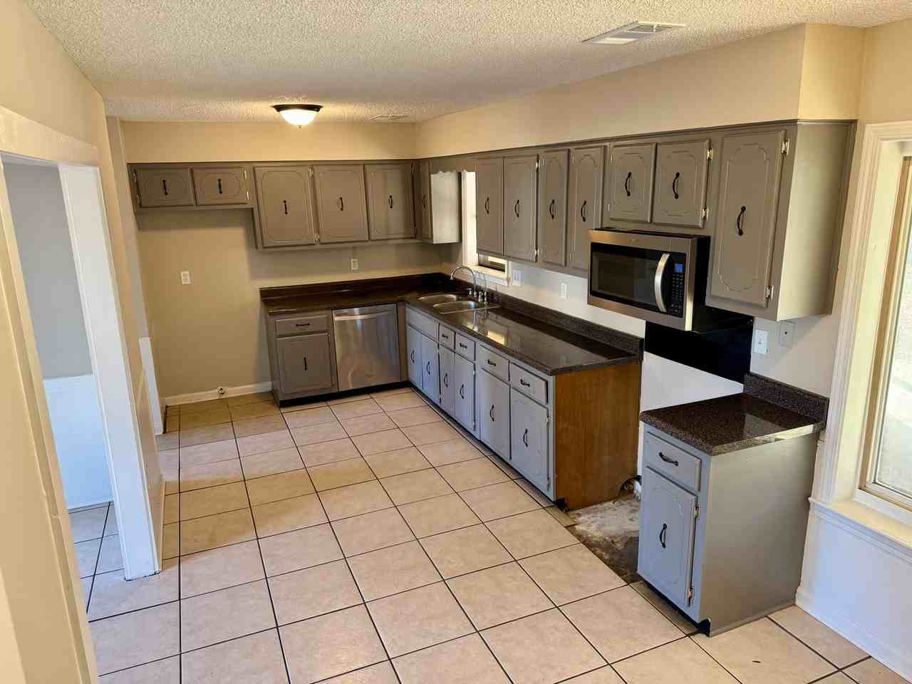 7141 Oak Forest Dr - Photo 3 of 15