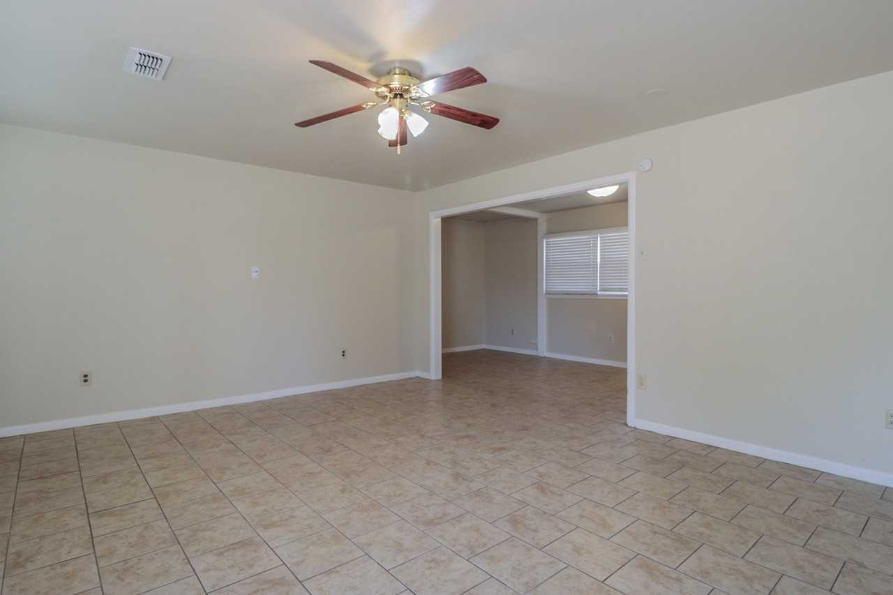 3008 57th St - Photo 2 of 10