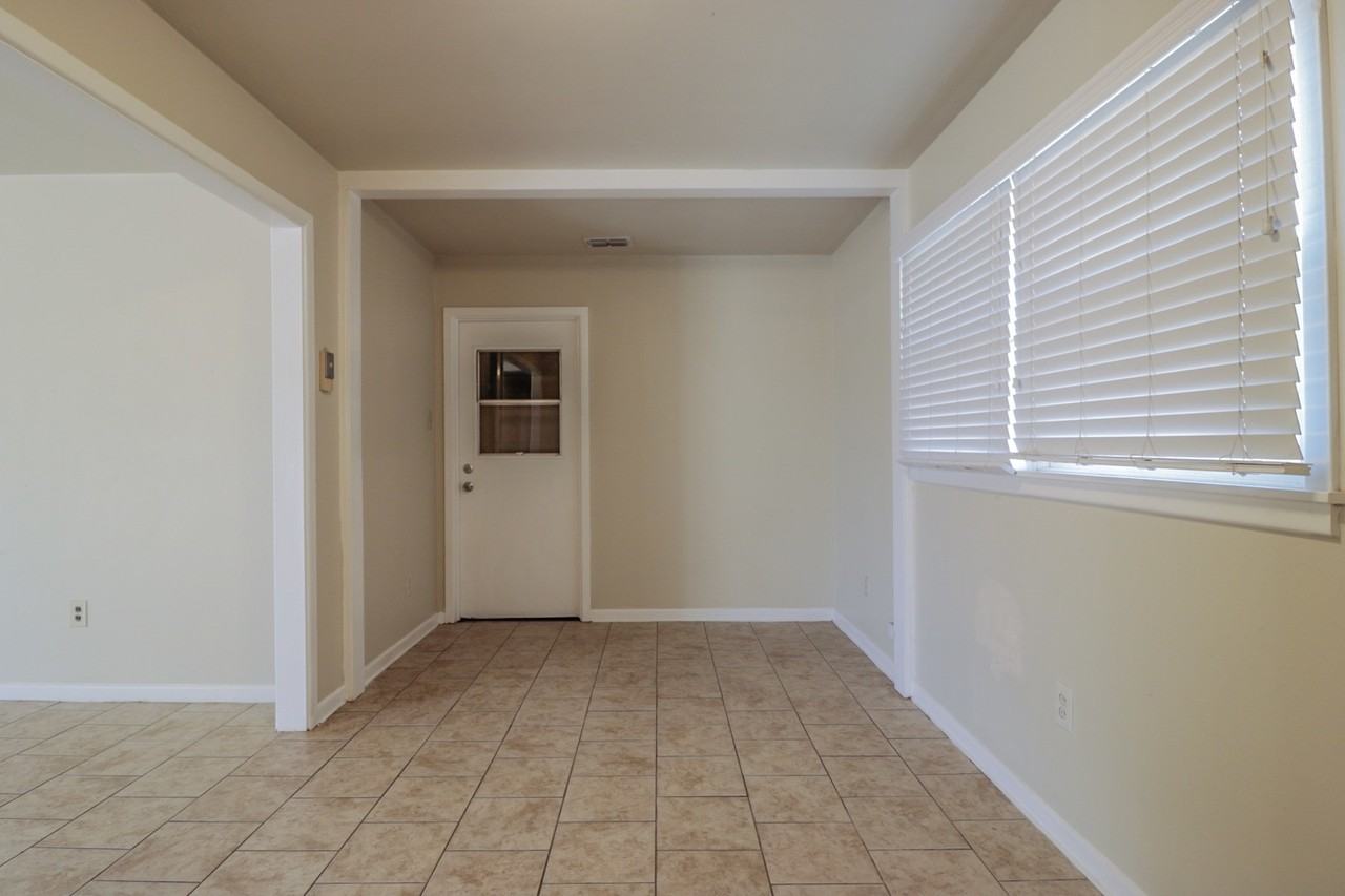 3008 57th St - Photo 3 of 10