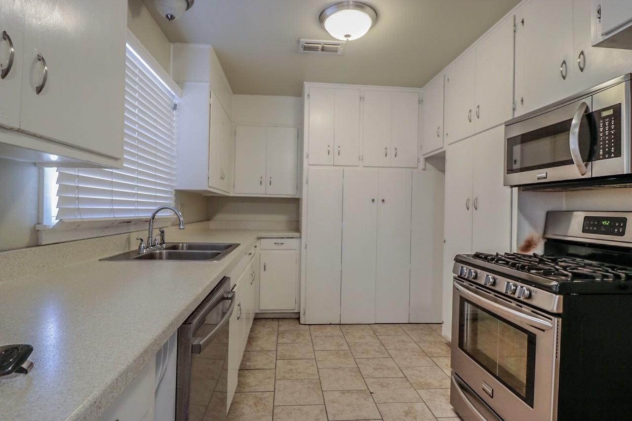 3008 57th St - Photo 4 of 10