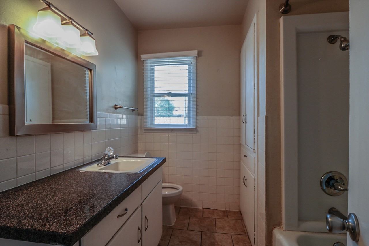 3008 57th St - Photo 5 of 10