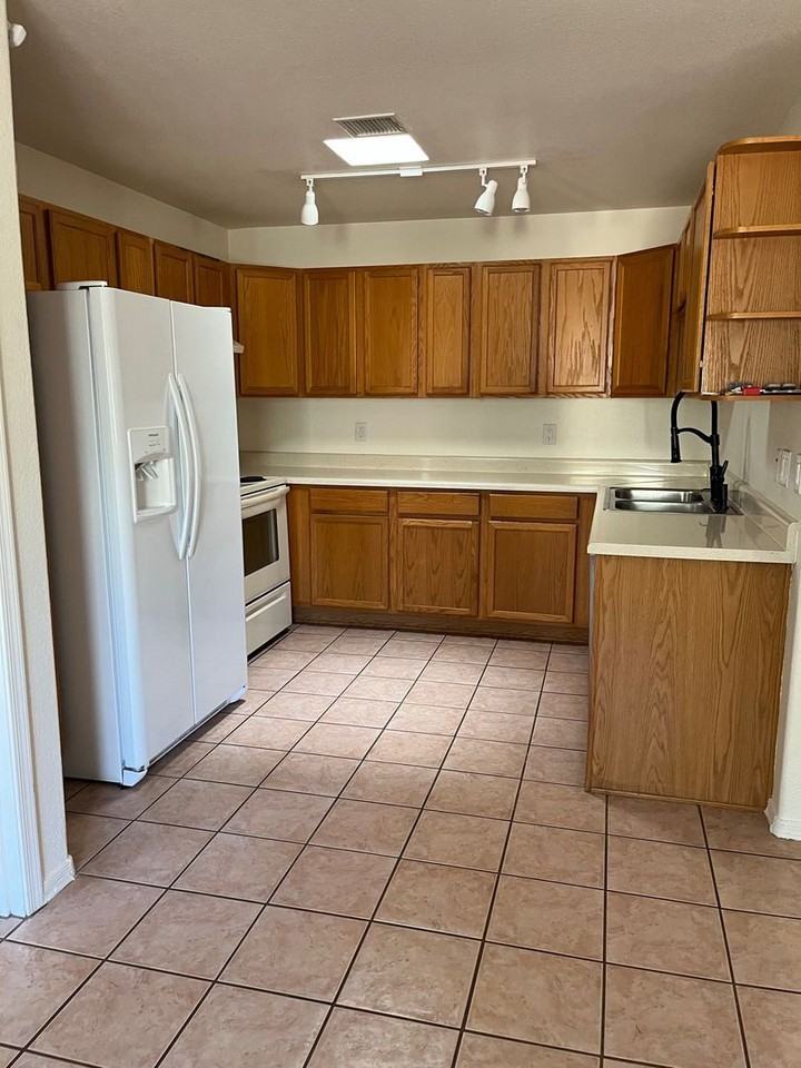 820 Four Winds Cir - Photo 3 of 7