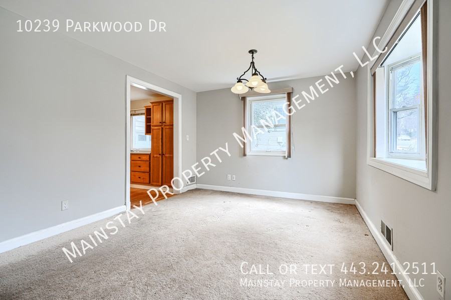 10239 Parkwood Dr - Photo 3 of 30