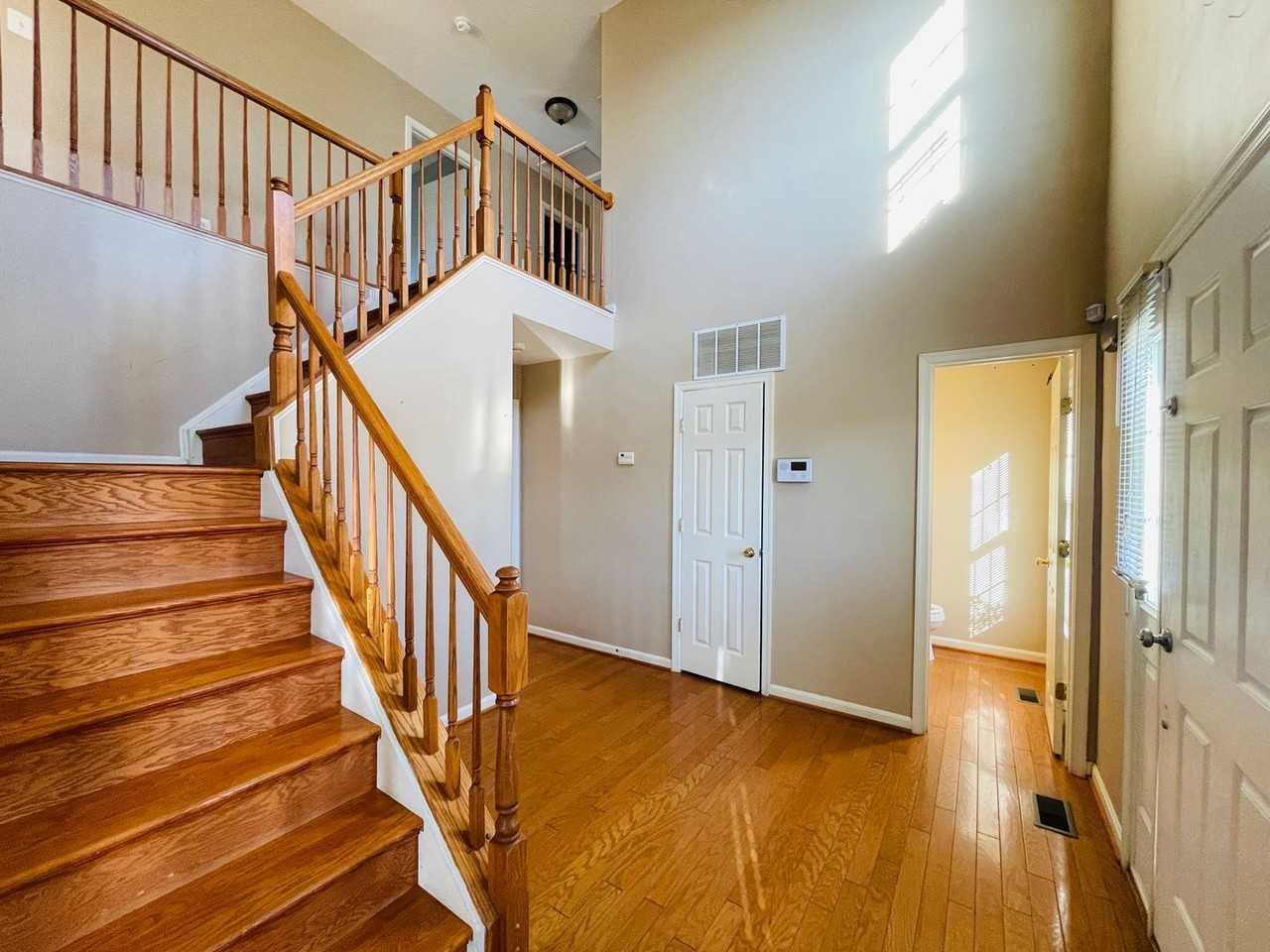 32 Palace Ln - Photo 2 of 34