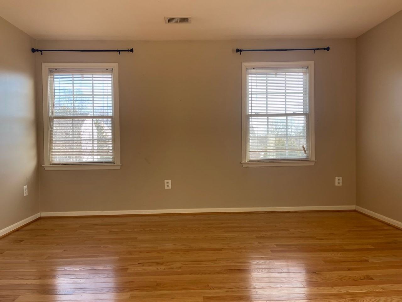 32 Palace Ln - Photo 3 of 34