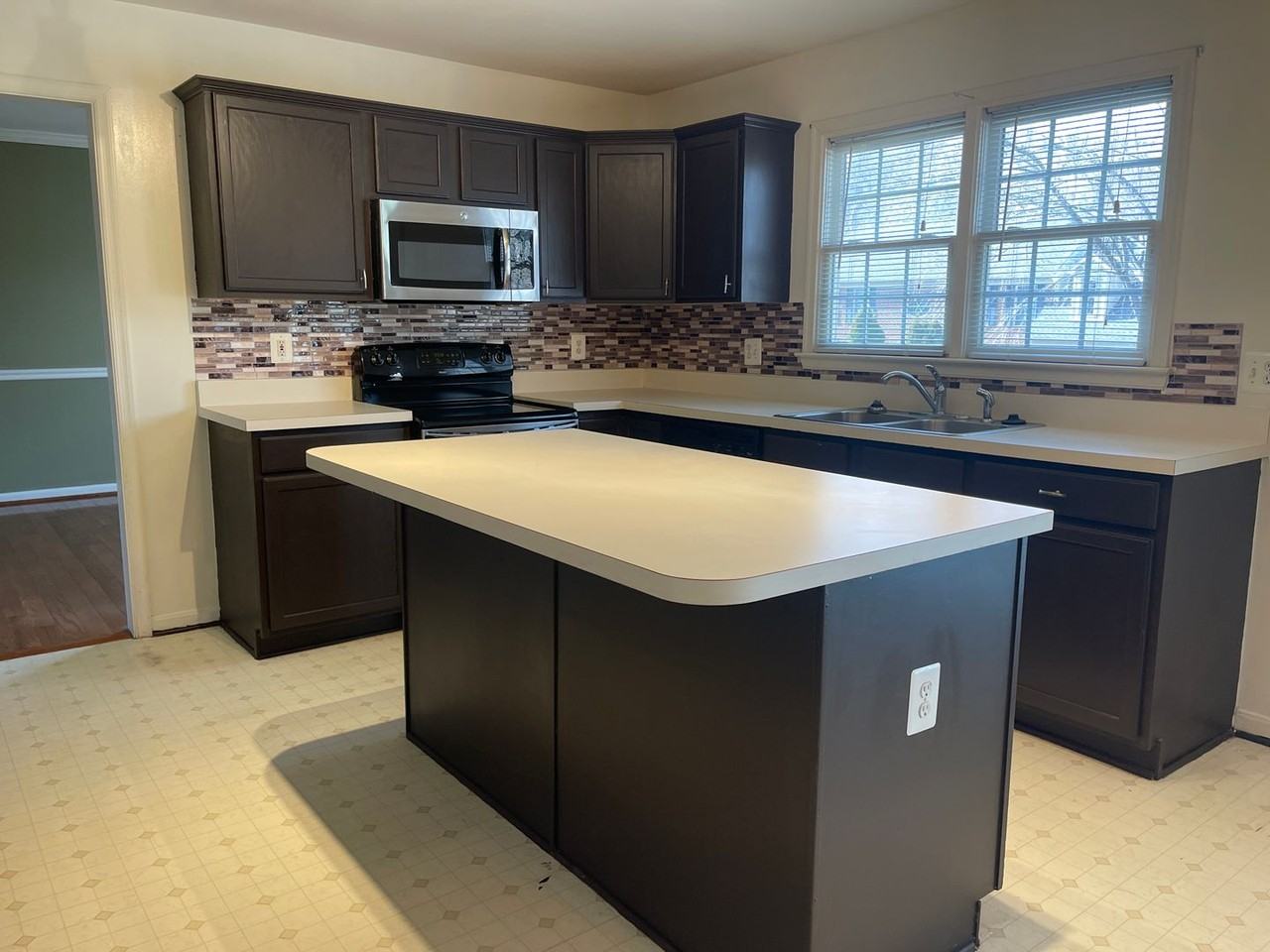 32 Palace Ln - Photo 5 of 34