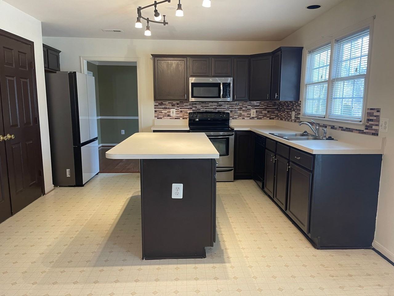 32 Palace Ln - Photo 6 of 34