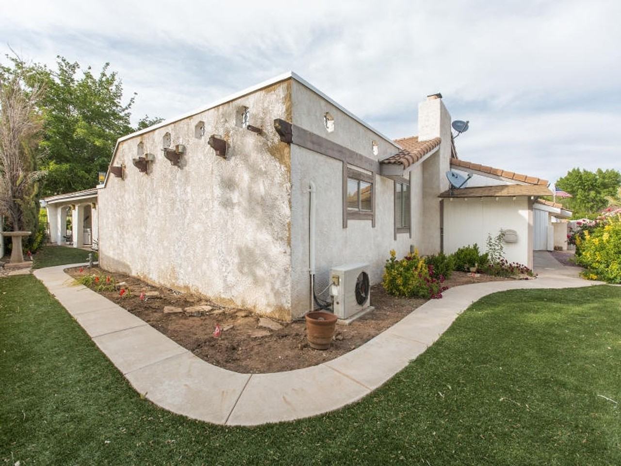 3010 Provost Rd - Photo 3 of 41