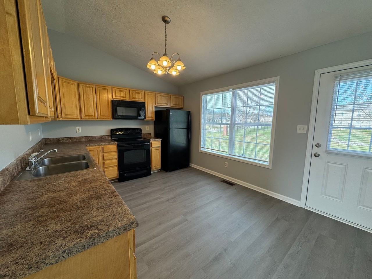 301 Hilton Way - Photo 7 of 14