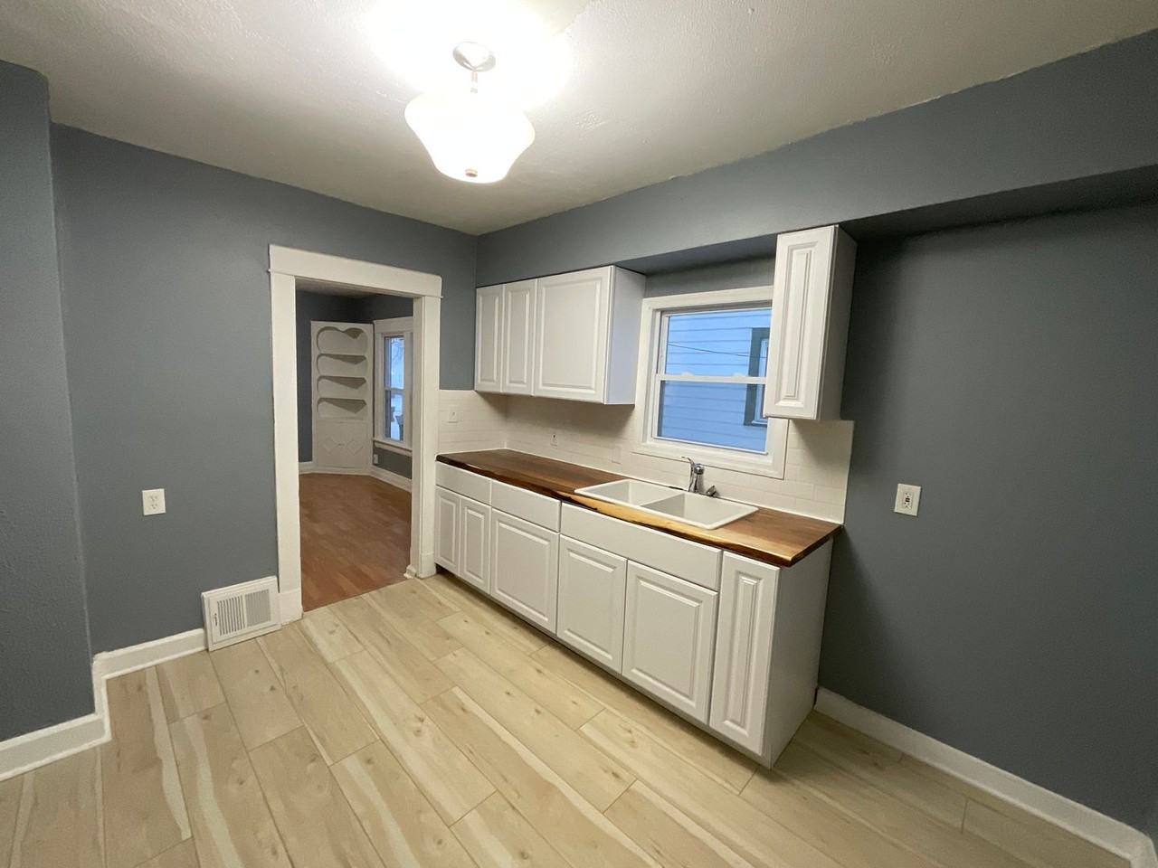 12602 Thornhurst Ave - Photo 2 of 27